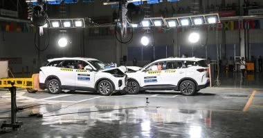 «شيري» العالمية تجري اختبار تصادم مركب لثلاث مركبات من طراز TIGGO9 خلال قمة الأعمال الدولية 2026