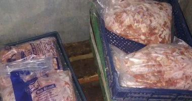 ضبط 2553 كجم لحوم ودواجن غير صالحة بحى غرب وديروط بأسيوط