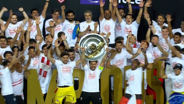 عمر جابر تسلّم الدرع .. مراسم تتويج نادي الزمالك بلقب الدوري