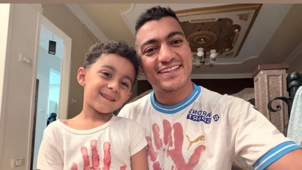 عيدكم مبارك .. مصطفى محمد يحتفل مع نجله بعيد الأضحى على طريقته