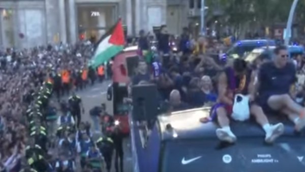 فليك يعلّق على رفع لامين يامال علم فلسطين في احتفالات برشلونة: لا أفضل هذه التصرفات