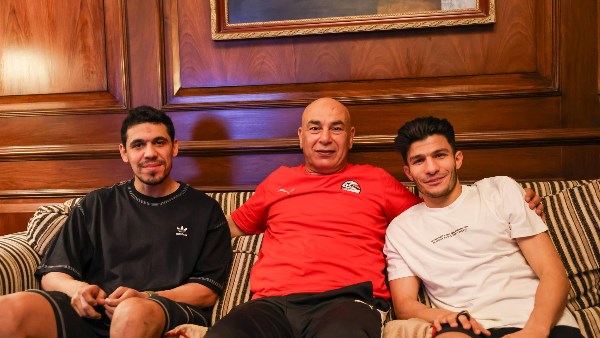 في معسكر المنتخب.. حسام حسن يستقبل محمد حمدي وإسلام عيسى| صور