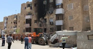 لجنة هندسية متخصصة تعاين عقارا بحى ثالث الإسماعيلية عقب حريق بالدور الأرضى