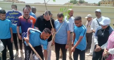 محافظ أسوان يدشن حملة التشجير بطريق السادات