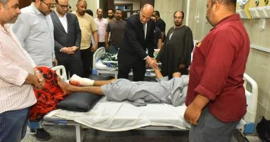 محافظ أسيوط يزور مصابي حادث أبنوب ويوجه بتوفير الرعاية الكاملة حتى تماثلهم للشفاء