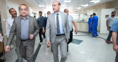 محافظ أسيوط يزور مصابي مستشفى الإصابات الجامعي ويوزع الهدايا والعيديات