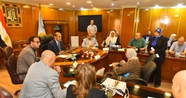 محافظ أسيوط يوجه بعلاج طفل وطفلة ويمنح وحدة سكنية لأرملة خلال لقاء المواطنين