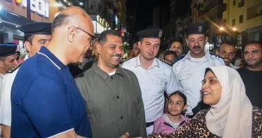 محافظ الإسكندرية لبائع شاي: من حق الناس تقعد.. هو أنت شاري الشاطئ؟