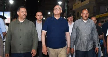 محافظ الإسكندرية يقود حملة موسعة بشارع خالد بن الوليد ويغلق 11 محلًا مخالفًا