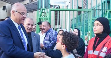محافظ الإسكندرية يهنئ المواطنين بالعيد عقب أداء الصلاة بمسجد سيدي جابر
