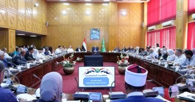 محافظ الإسماعيلية يوجه الأجهزة الرقابية بمتابعة الأسواق وضبط الأسعار