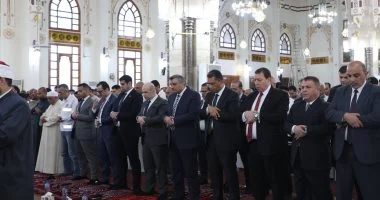 محافظ البحر الأحمر يؤدي صلاة عيد الأضحي بمسجد الميناء الكبير بالغردقة