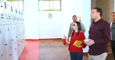 محافظ البحيرة تتفقد موزع شركة الكهرباء بمركز إدكو.. اعرف التفاصيل