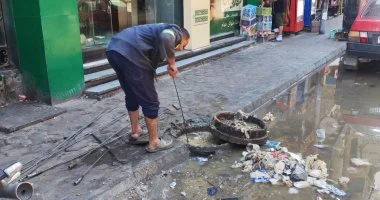 محافظ الدقهلية يكلف رئيس شركة المياه بإصلاح انسداد في خط الصرف بشارع الترعة