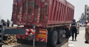 محافظ الدقهلية يوجه برفع سيارة نقل محملة بالطمى انقلبت أعلى كوبرى منية سندوب