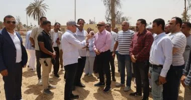 محافظ السويس يتفقد أعمال تطوير طريق الحجاج فى حى الجناين