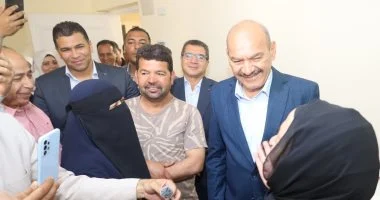 محافظ السويس يزور أسر “أبو عارف” للاطمئنان على استقرارهم فى مساكنهم البديلة