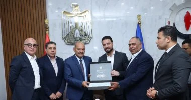 محافظ السويس يستقبل وفد البنك الزراعي المصري لبحث تعزيز التعاون المشترك