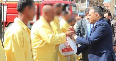 محافظ الشرقية يوزع لحوم صكوك الأضاحي على عمال تحسين البيئة بالزقازيق