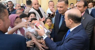 محافظ الغربية يشارك أهالي طنطا فرحة العيد.. ويهدي الأطفال هدايا الرئيس
