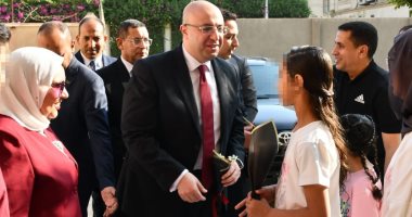 محافظ الفيوم يزور الأطفال الأيتام بجمعية تحسين الصحة لتهنئتهم بعيد الأضحى