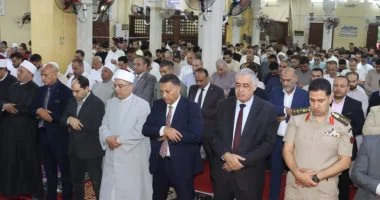 محافظ القليوبية يؤدي صلاة العيد بمسجد ناصر بمدينة بنها وسط حشود المواطنين