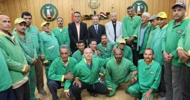محافظ المنوفية يهنئ عمال النظافة بعيد الأضحى ويوزع بونات مواد غذائية ومساعدات