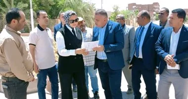 محافظ الوادى الجديد تتابع أعمال توسعة طريق موط – القصر وتطوير ميدان الشعراوي