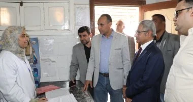 محافظ بنى سويف يفاجئ الوحدة الصحية بسدمنت الجبل ويوجه بمراجعة الحضور والأدوية