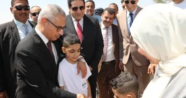 محافظ بنى سويف يوزع الشكولاته على المواطنين بالممشى السياحى فى أول أيام العيد