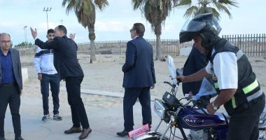 محافظ بورسعيد يوجه بمصادرة دراجات بخارية خلال جولة بكورنيش المدينة