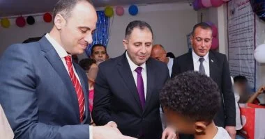 محافظ دمياط يشارك أبناء دور الضيافة بكفر البطيخ فرحتهم بعيد الأضحى