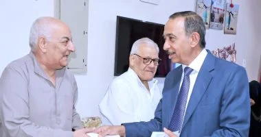 محافظ سوهاج يزور دار رعاية المسنين ويهنئهم بعيد الأضحى المبارك