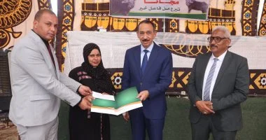 محافظ سوهاج يسلم 20 شيكا للفتيات المقبلات على الزواج بقيمة 400 ألف جنيه