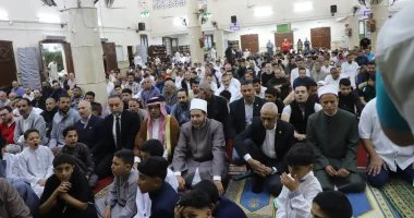 محافظ شمال سيناء يؤدى صلاة العيد بمسجد النصر بالعريش ويؤكد رفع درجة الاستعداد