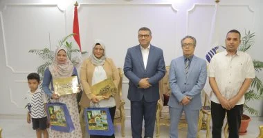 محافظ قنا يكرم سيدتين ضمن أفضل تجارب المتحررات من الأمية على مستوى الجمهورية