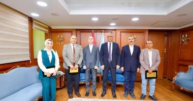 محافظ كفر الشيخ يكرم كوادر مركز الأورام بعد الحصول على الاعتماد الكامل
