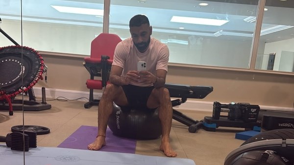 محمد صلاح يشارك جمهوره صورا من الجيم