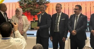 مدير متحف الأقصر يتسلم درع التميز لأفضل الممارسات المتحفية بمجال الشمولية والإتاحة