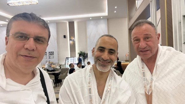 من عرفات.. الخطيب يؤدي مناسك الحج بصحبة عمرو الليثي
