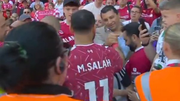 من قلب أنفيلد.. هيثم فاروق يحتفي بمحمد صلاح في ليلة وداع ليفربول| صور