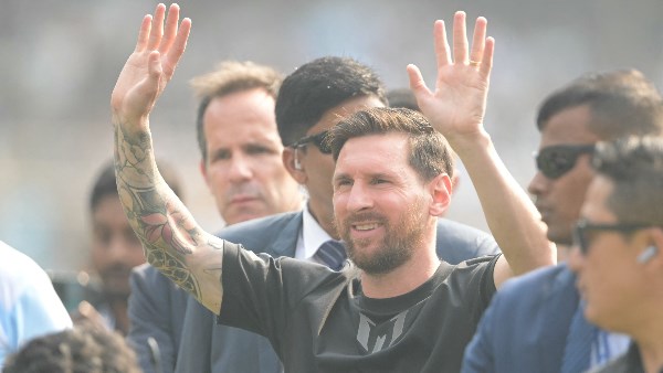 ميسي يهنئ برشلونة بلقب الدوري الإسباني