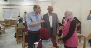 نائب رئيس جامعة بنها تتفقد سير الامتحانات بكليات الآداب والهندسة