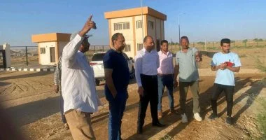 نائب محافظ الوادي الجديد يتابع انتظام معدلات الأداء والانضباط الخدمي بمركزي الداخلة والفرافرة