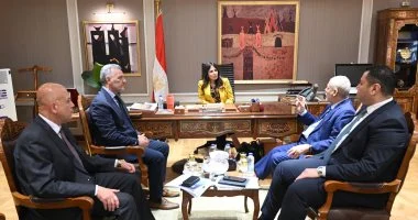 وزارة الإسكان تبحث مع «أميا باور» سبل التعاون في تنفيذ محطات تحلية مياه البحر