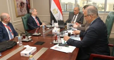 وزارة الكهرباء تبحث مع «الكازار» الإماراتية تسريع تنفيذ مشروعات طاقة الرياح بقدرة 1500 ميجاوات