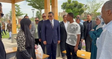 وسط فرحة المواطنين بالعيد.. محافظ قنا يتفقد كورنيش النيل الجديد