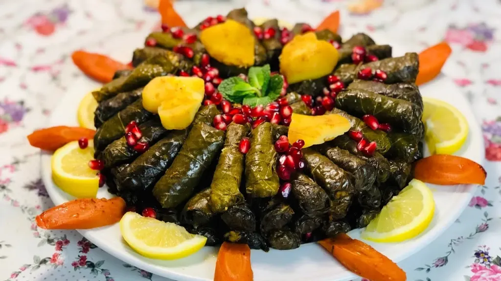 تفسير حلم ورق العنب في المنام.. دلالات الخير والرزق ومعاني اللف والأكل للرجل والمرأة