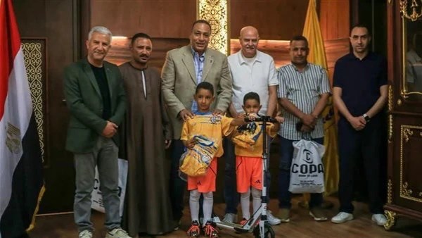 طفلان يقدمان مدخراتهما دعما للإسماعيلي.. واللجنة المؤقتة تكافئهما بتحقيق حلمهما