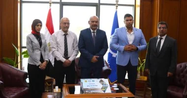 محافظ السويس يتسلم أول دفتر “8 أملاك” لحصر أملاك الدولة بالمحافظة